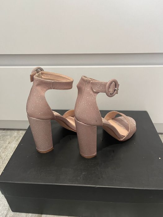 Sandale ocazie toc gros