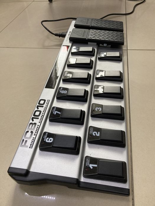 Продам миди контроллер Behringer FCB1010