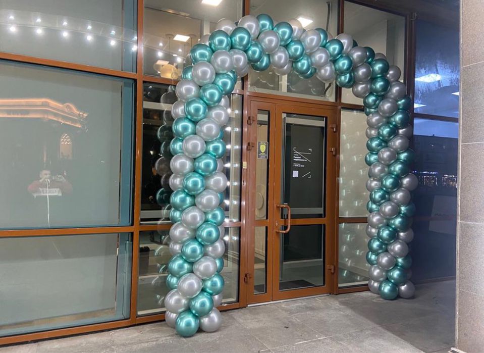 Арка из воздушных шаров, банер