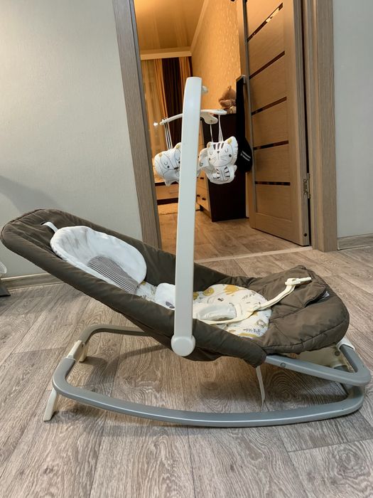 Продам шезлонг Joie dreamer