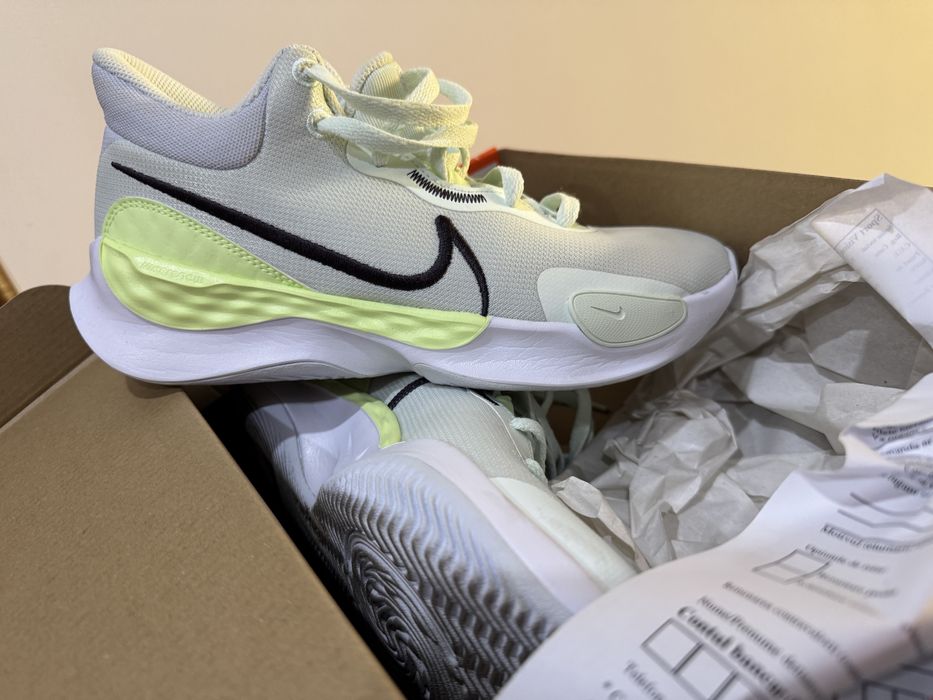 Vand adidasi Nike noi