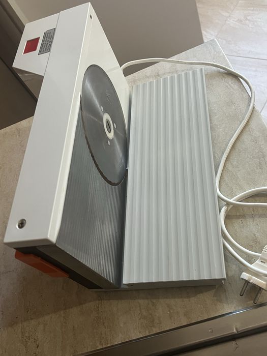 Немска електрическа резачка за хляб, колбаси, др.