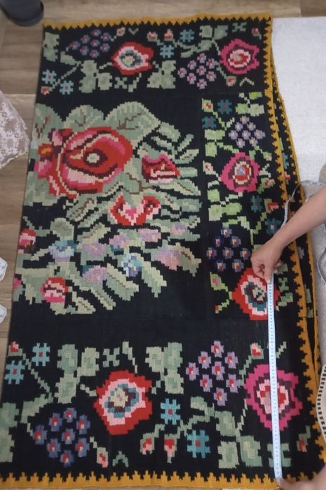 Covoare traditionale tesute manual din lana