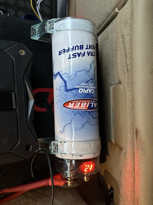 Висок клас Бас каса, усилвател, кондензатор, окабеляване