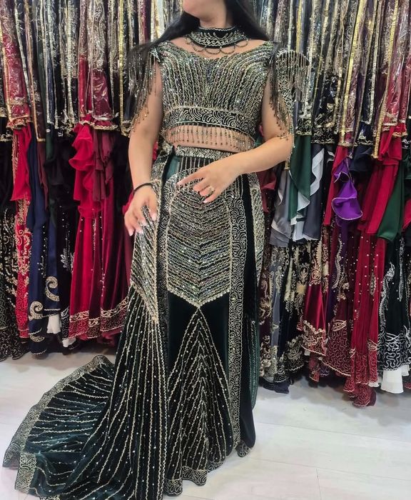 Rochie henna purtata 1 ora este ca si noua la super pret inclusiv toate cele din imagine pret negociabil  rochia este pe corset se realizeaza pe corp