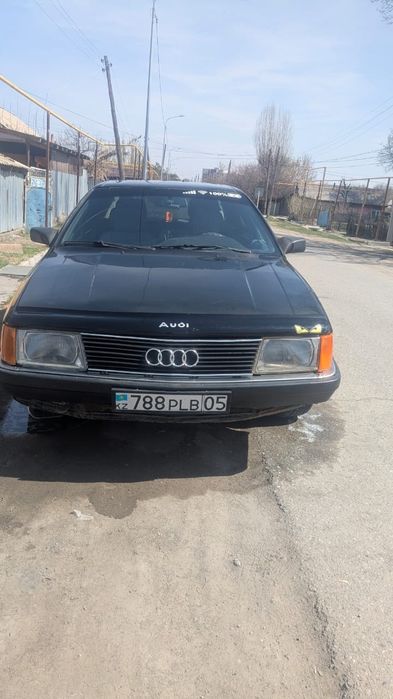 Автомобиль Ауди 100