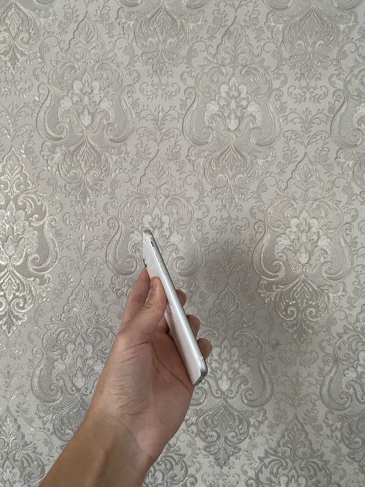 Продам срочно iPhone SE 64GB