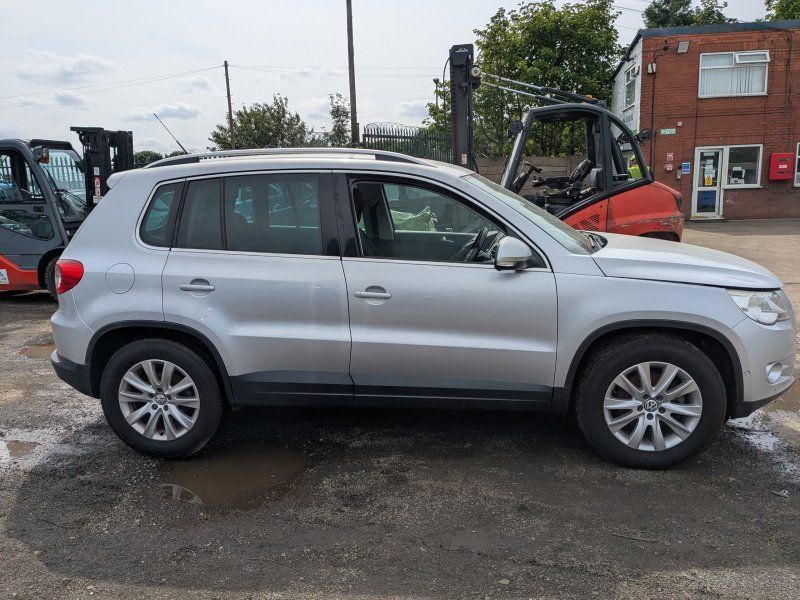 Dezmembrari / Dezmembrez Volkswagen Tiguan (5N) 2.0 TDI CBAB cutie viteze manuala cod culoare LA7W