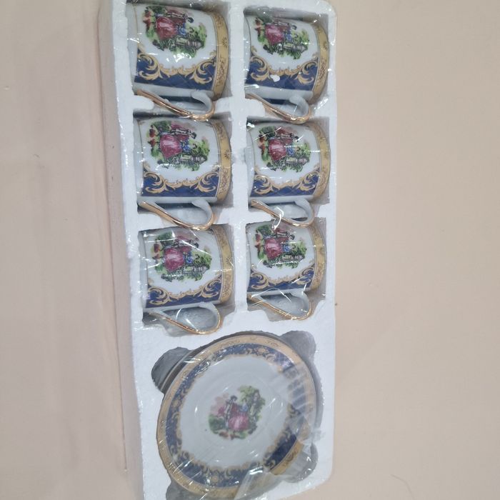 Продам кофейные чашки с блюдцами
