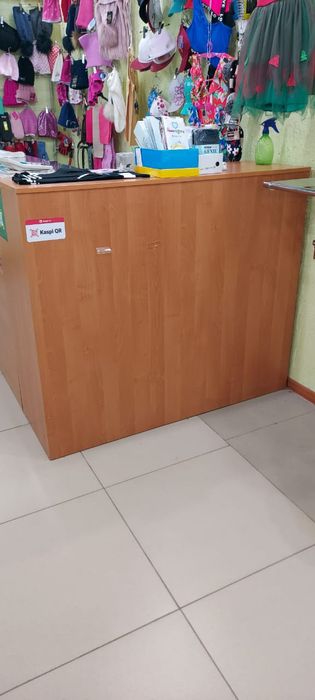 Торговые полки и тумбы.