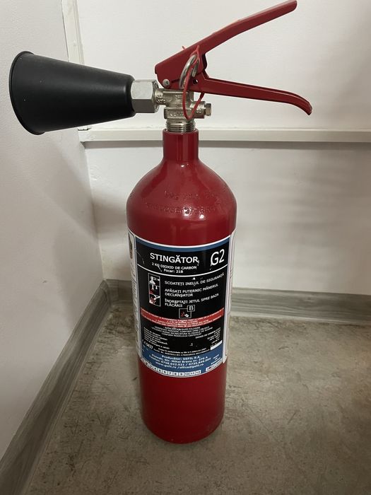 Vand 3 stingatoare cu pulbere