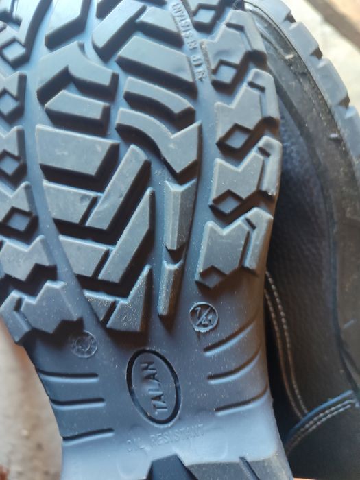 Зимний спецовка и герзовыйе ботинки