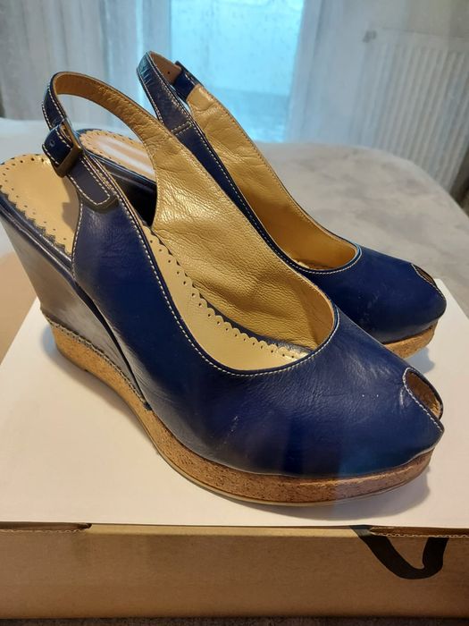 Vând sandale cu platformă