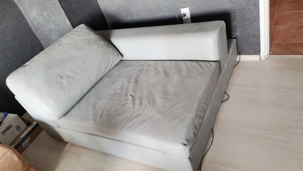 Малък Сив кожен диван 135х145 см