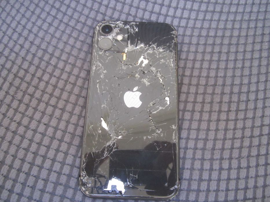 iPhone 11 64GB battery health 82%