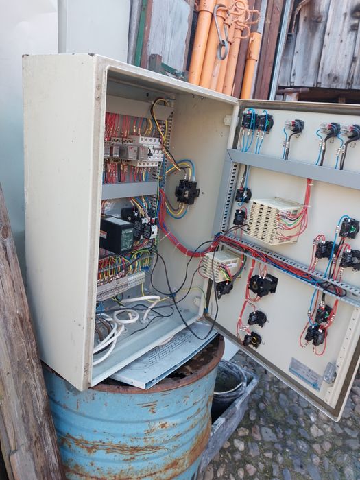 Vând tablou electric 50 cm lungime și 70 lungime și 25 interior