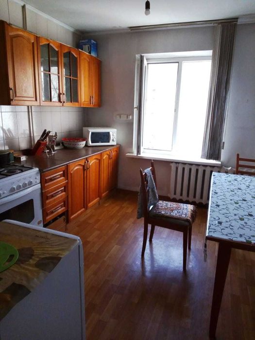 кровать в комнате