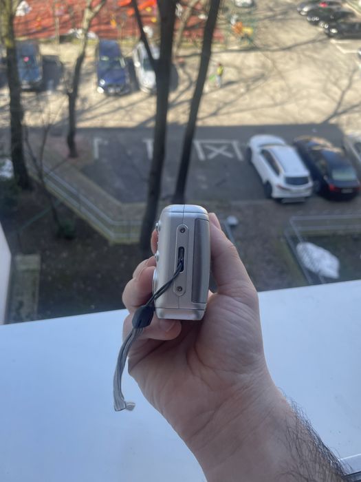 Vând aparat foto compact Fujifilm de 8.1 mp poze/filmare hd