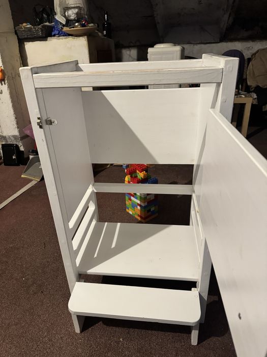 Learning tower montessori ajustabil, cu tablita de colorat.