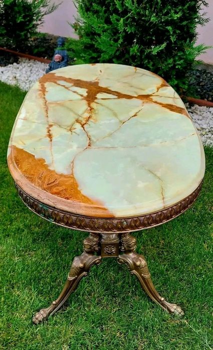 Măsuță de salon cu blat din onix și picior din bronz.