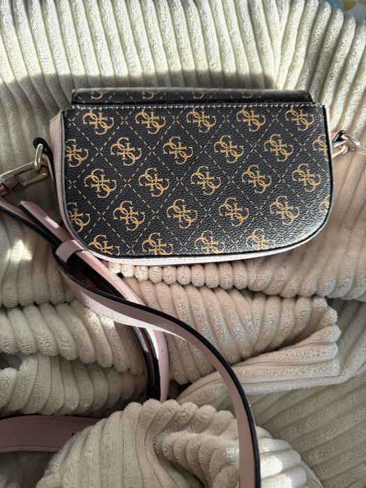 Малка чантичка Guess