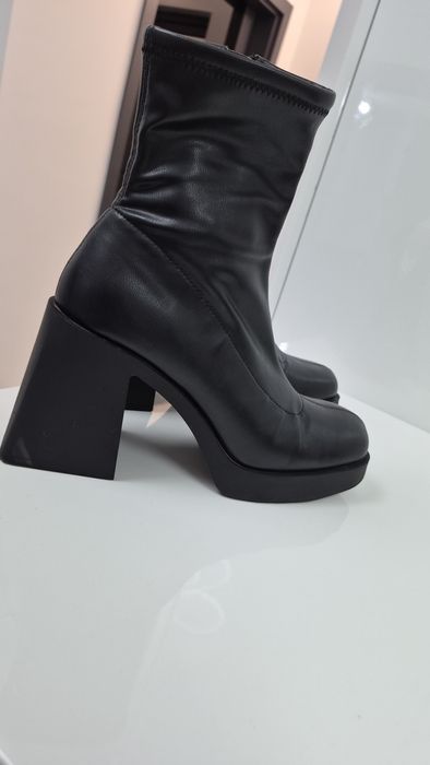 Botine negre cu toc gros și platformă – stare foarte bună