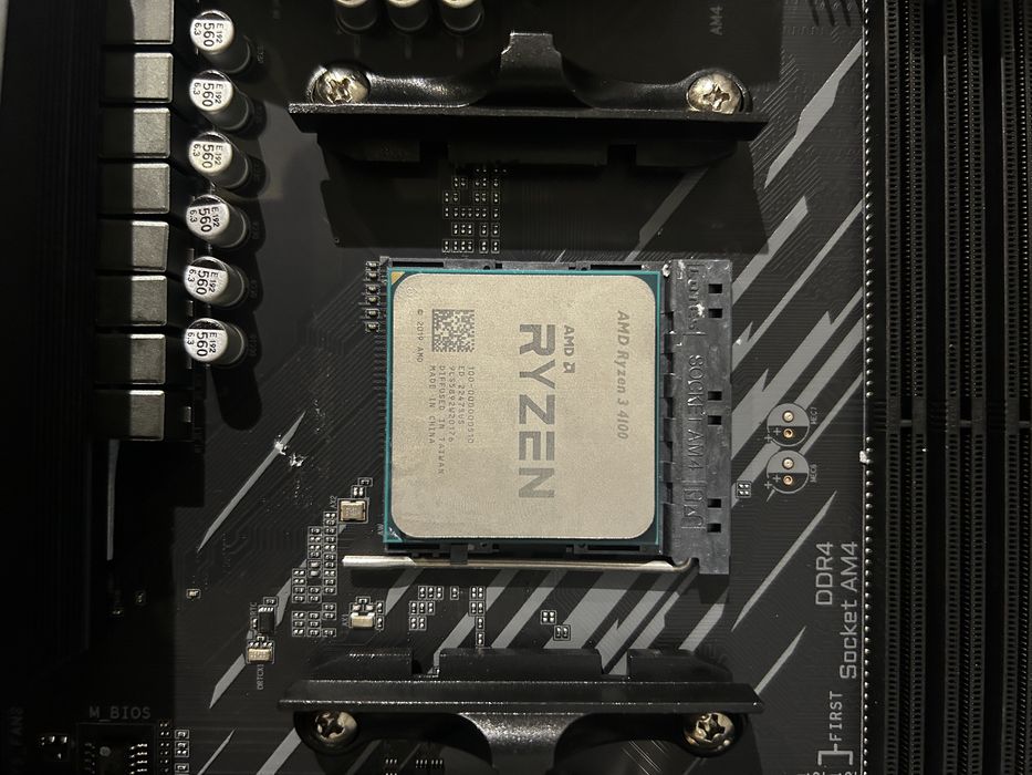 Placa de baza - B550 Aorus Elite V2 + Procesor Ryzen 3 4100