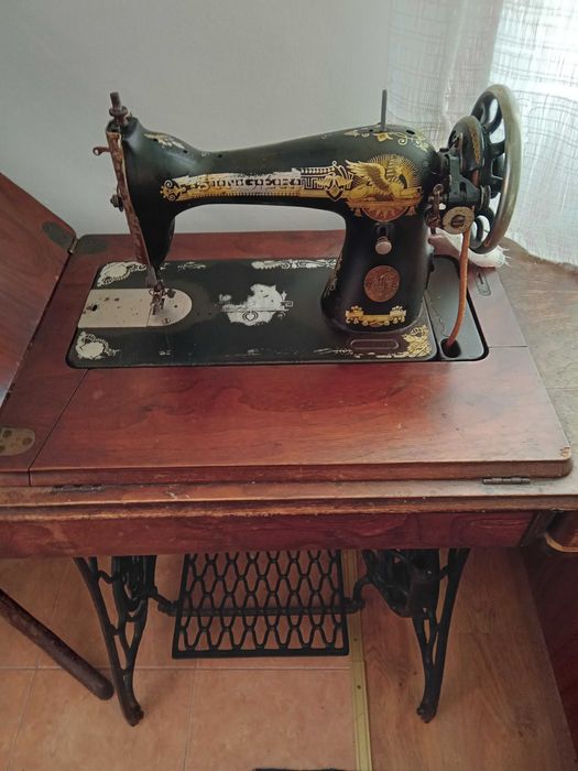 vand  masina de cusut singer vechime mare(100 ani)