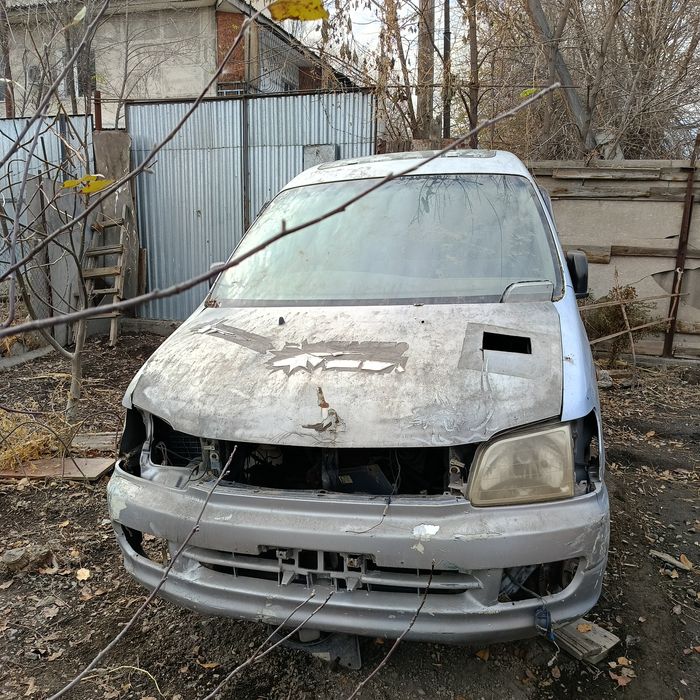 Продам  тойту ноах на запчасти