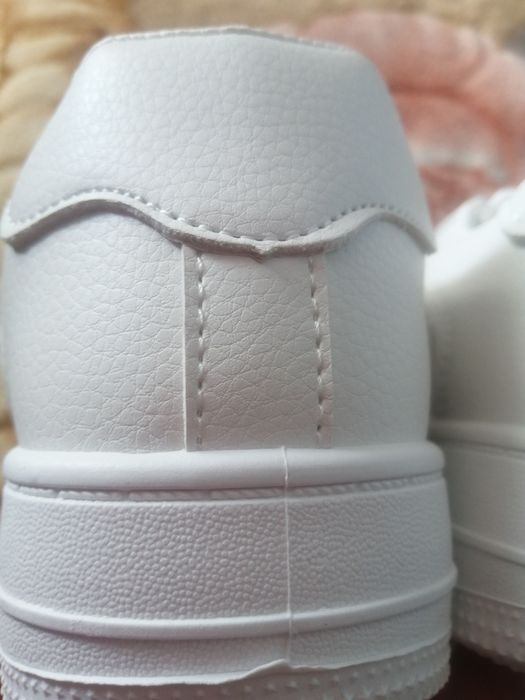 Продаю женские кроссовки