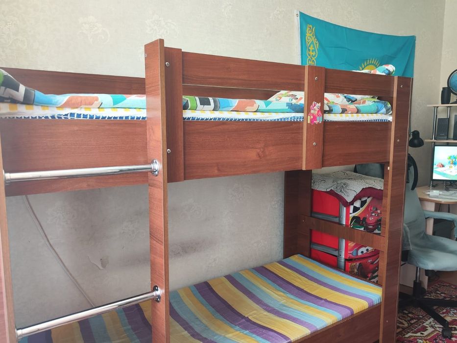 Продам двух ярусную кровать б/у