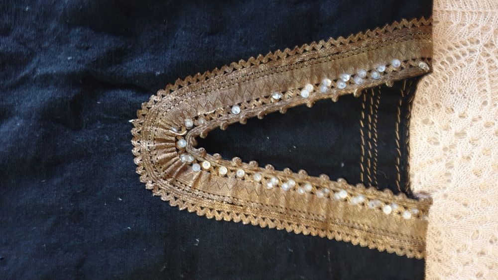 Вълнен сукман с бродерия