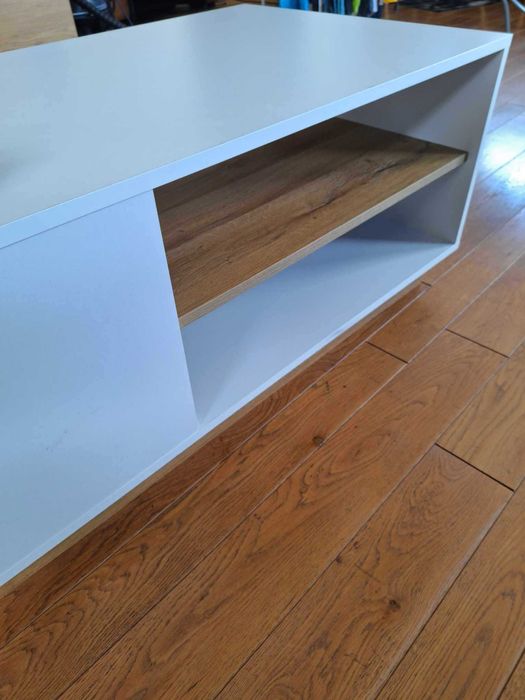 Модерна холна маса в отлично състояние