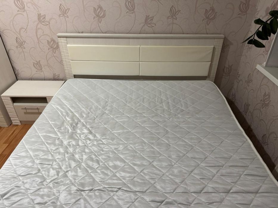 Продам спальный гарнитур