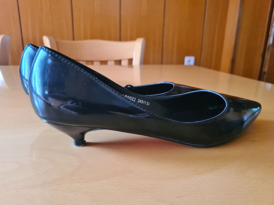 Дамски лачени обувки с ниски токчета