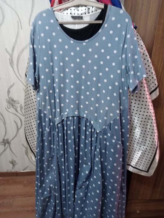 Продаются платья.