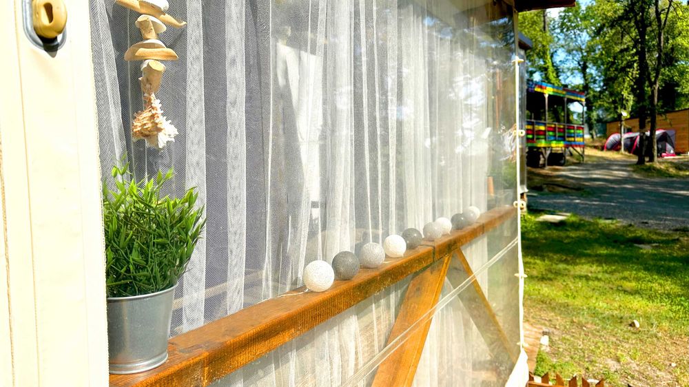 Продава се уютна каравана с веранда в къмпинг Атлиман край Китен