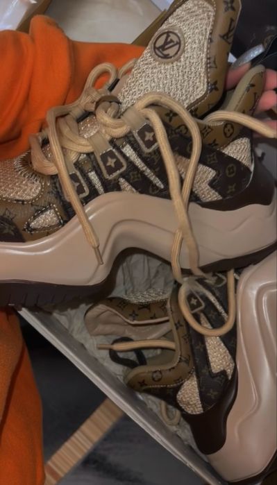 Vand adidasi dama . Cititi descrierea !