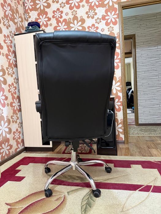 Продам кресло черный