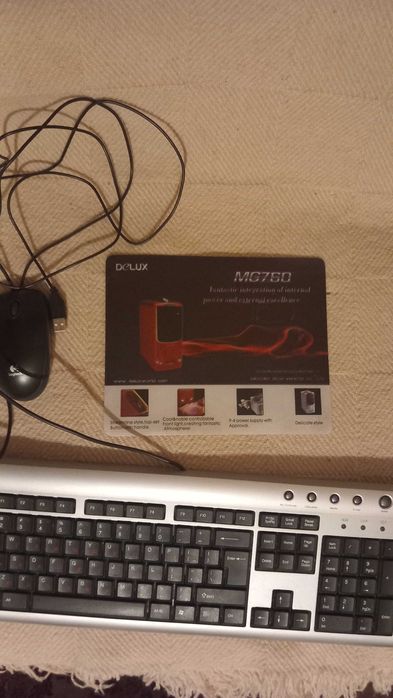 Мишка Logitech + калъф за таблет ( 8-10 инча ) . Клавиатура Delux .