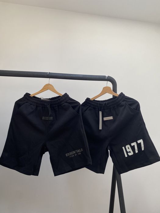 OFERTA 150 Lei Pantaloni Scurti Essentials Fog M/L