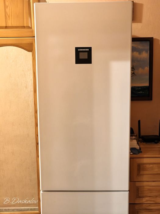 Продавам за части хладилник с фризер