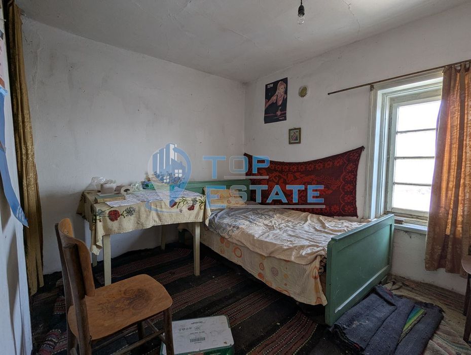 Двуетажна тухлена къща с голям двор в село Копривец, област Русе