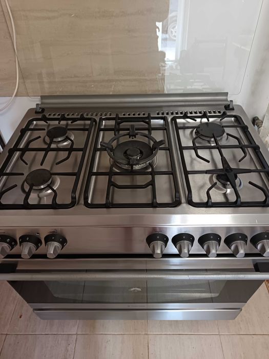 Aragaz cu 5 ochiuri.  GRIL. + Hota.