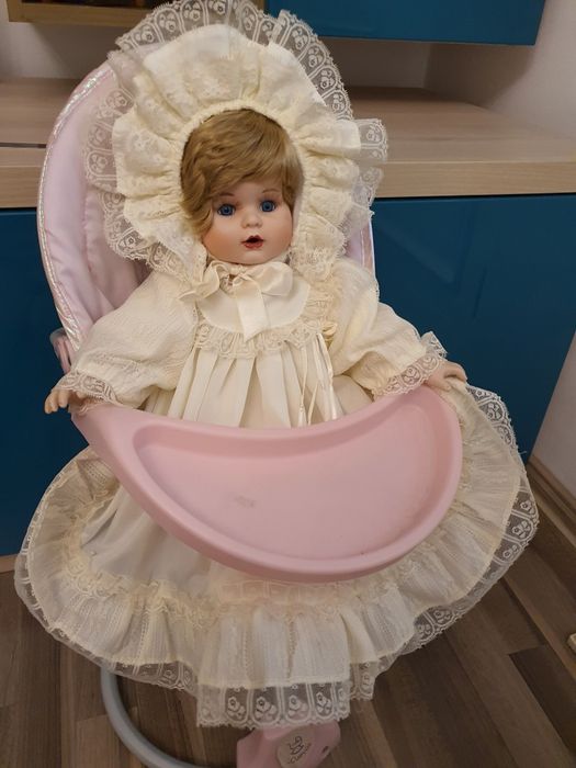 Papusa bebelus din portelan de colectie îmbrăcat în haine de botez