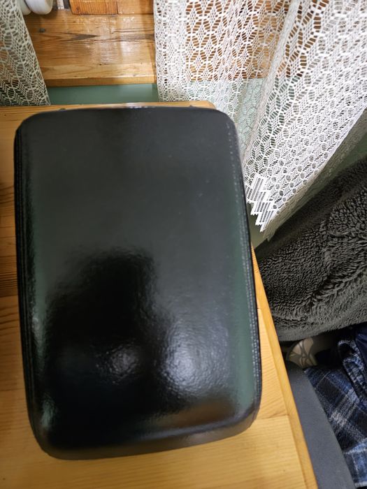 Продавам подлакътник за Ауди