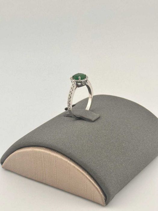 Кольцо с изумрудом и бриллиантами