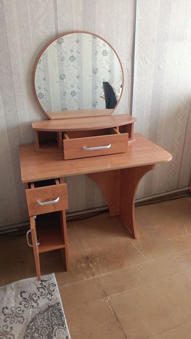 Продам туалетный столик