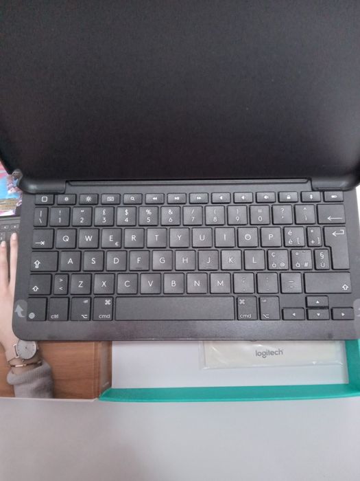 Калъф-клавиатура Logitech Slim Folio за iPad (7/8/9поколение)