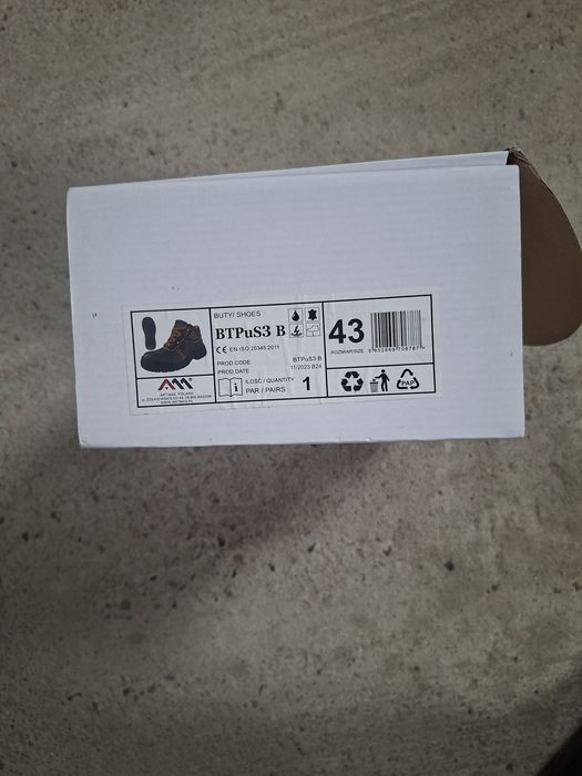 Bocanci noi la cutie